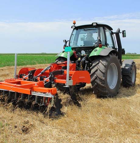 Tractor con sistema de arado